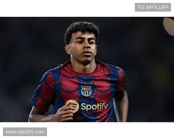 2025年三大足球球星最新排名揭晓 谁能登顶世界之巅