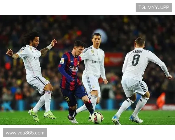 全球足球巨星风采展现：从梅西到C罗的传奇之路与球场荣耀