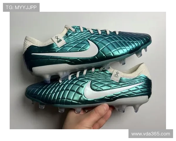 球星经典回归老款足球鞋重现场，重温传奇球场时光