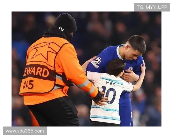 足球明星赛后暖心举动将球衣赠送球迷展现真情与温暖 足球明星赛后暖心举动将球衣赠送球迷展现真情与温暖